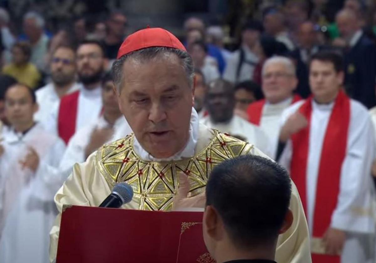 El asturiano Ángel Fernández Artime preside la misa novendial por el(04)